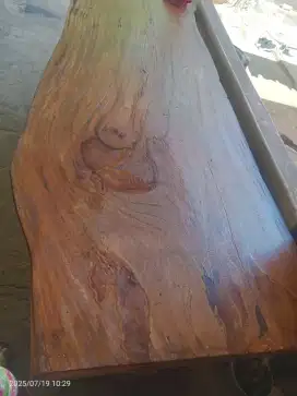 Meja kayu kokoh dan kuat