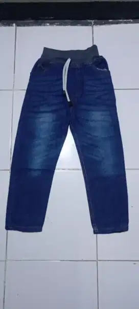 Celana jeans dan kaos anak