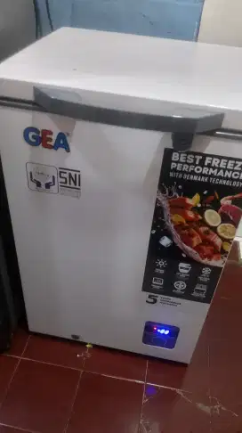 Dijual frezer merk gea baru 1 bulan 1/2
