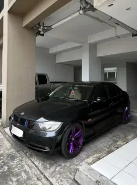 BMW E90 warna hitam siap pakai
