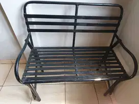 Satu set kursi besi dan meja kayu