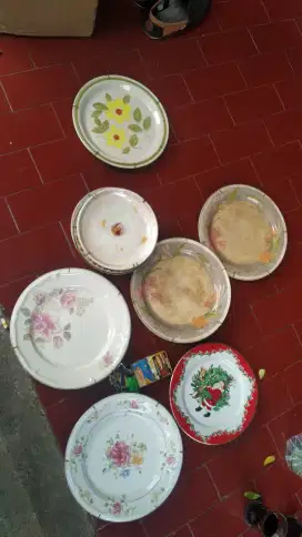 Piring dekoratif jadul (vintage)