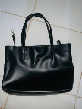 TasTotebag Merche - Black glossy  Pemakaian pribadi Black Glossy