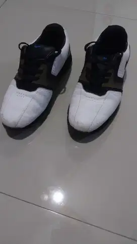 Di jual sepatu golf