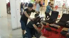 Terapis Pijit Refleksi di Mal Poin Square Lebak Bulus