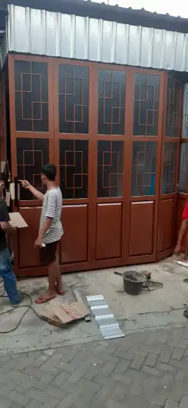 Pintu garasi rumah