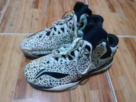 Sepatu lining ukuran 41