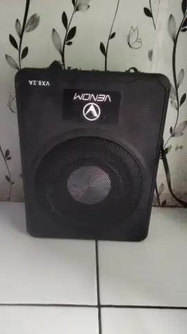Subwoofer kolong venom