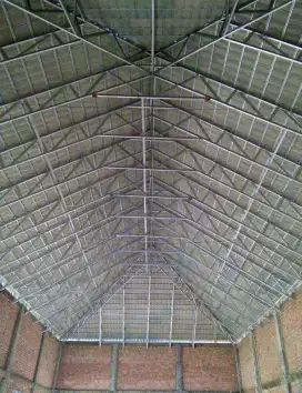 Gudang dari baja ringan terpasang