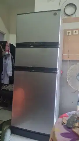 Kulkas 3 pintu merk LG