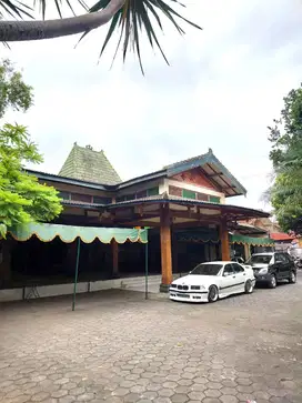 Rumah dan Pendopo Pertemuan Strategis di Tengah Kota
