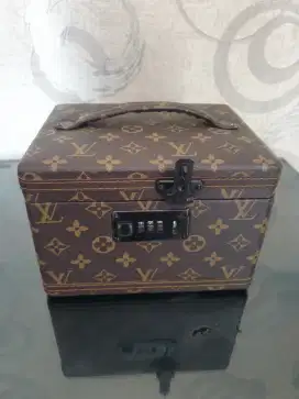 Kotak perhiasan LV