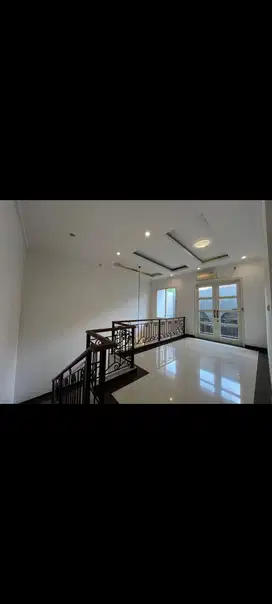 Disewakan Rumah 2 lt di Cilandak Jaksel lt 300 m2 lb 450 m2 ada  4+2 k
