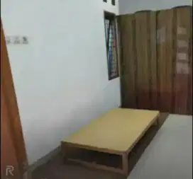 Meja lesehan Putih dan Kuning