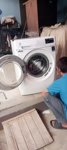 Service Ac,Mesin Cuci,Kulkas,Pompa Air dan Bongkar Pasang AC.