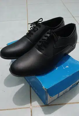Pantofel Pria Yongki Komaladi Masih Baru Size 43