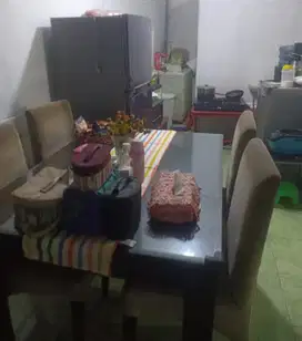 Meja makan bekas