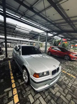 BMW 318i 1996 Bensin
