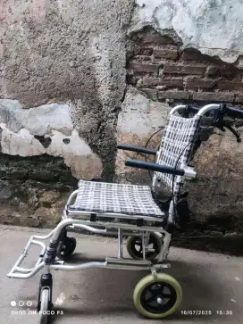 Kursi roda dewasa