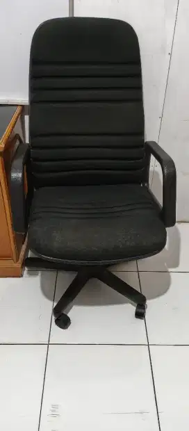 Kursi kantor direktur
