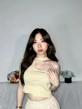 Lyra Top — Atasan perempuan asimetris dan crop top.