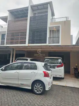 Dijual rumah dalam town house di Parigi