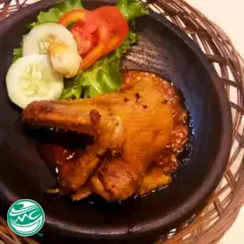 Karyawan warung seafood dan lalapan.