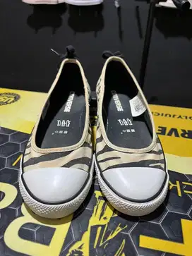 Converse Slip On Motif Zeba Woman