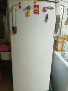 Frezer Rak merk General 1 pintu