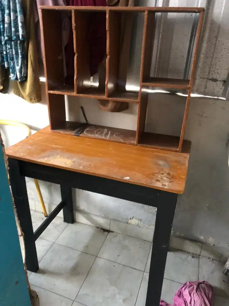 Meja dan rak masih bagus