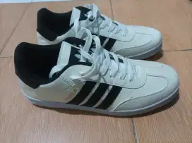 Sepatu bekas pemakaian