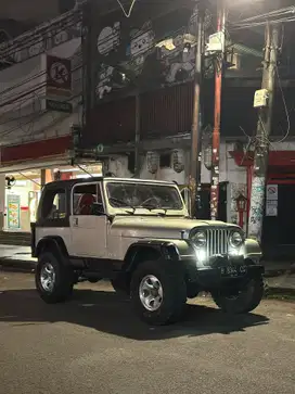 Jeep CJ7 tahun 1983