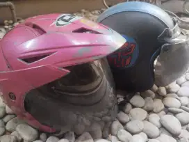 Helm anak warna biru dan pink