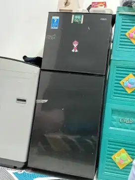 kulkas 2 pintu , kondisi tidak dingin harus, merk  AQUA