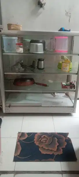 Etalase pecah kaca 1