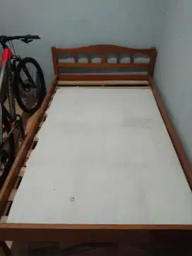 Dipan kayu perlengkapan tidur