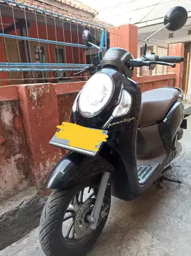 Scoopy 2022 hitam