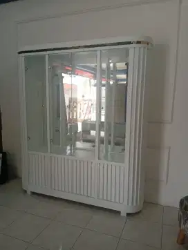 Lemari kaca hias