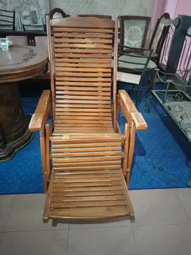 Kursi kayu santai