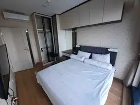 Apartemen di Pusat Kota dengan View Gedung Tinggi, Full Furnish Mewah