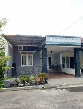 Dijual rumah siap huni, sudah renovasi tinggal tempatin saja.