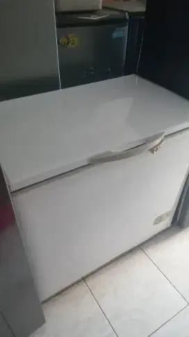 freezer box 200L sharp