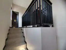 Dua lantai, 3 kamar tidur, 2 kamar mandi, lokasi aman