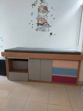 Meja mandi bayi atau meja periksa bayi