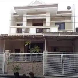 RUMAH 2 Lantai Semi Perabotan Turun Ambyar Strategis surabaya timur