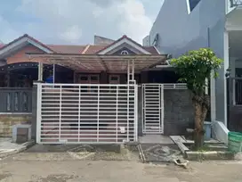 Rumah Sudah Direnovasi, Selatan, Depan Taman, di Cluster Banjar Wijaya