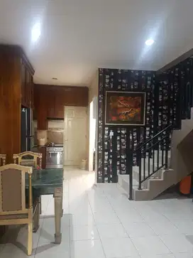 Rumah 2 lantai sudah renovasi di Jual di Jakarta Barat