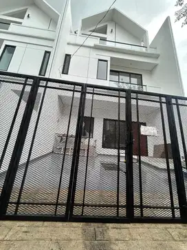 JUAL CEPAT! Rumah Brand New Tinggi dari Jalan di Sunter Agung