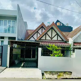 Rumah hitung tanah Puri Indah Blok H cocok untuk bangun ulang