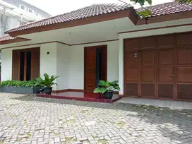 DIJUAL RUMAH ASRI TANAH LUAS DI MENTENG JAKARTA PUSAT